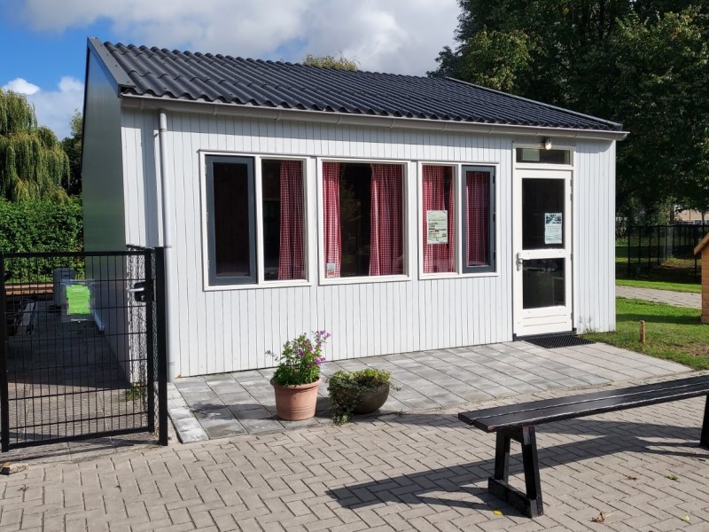 vooraanzicht van de pioniersbarak in Dronten