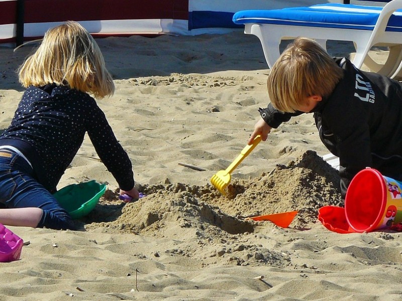 Kinderen spelen in de zandbak