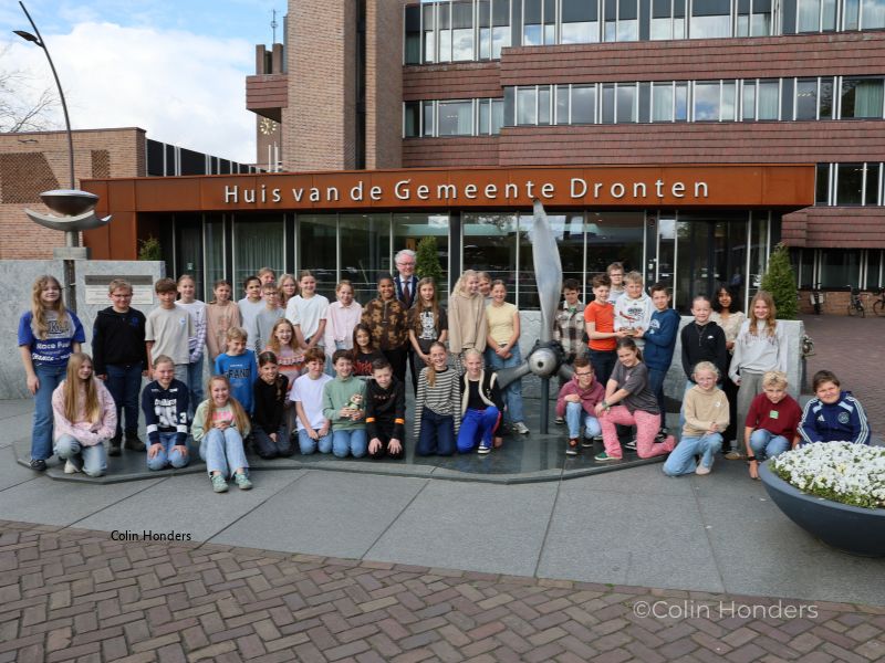 Basisschool De Flevosprong adopteert Vliegersmonument op Meerpaalplein