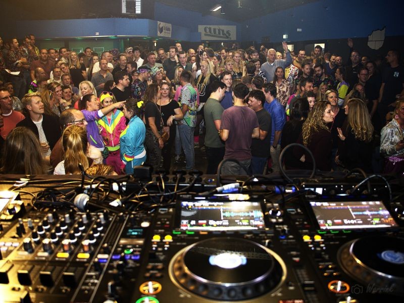 Feestende mensen in Cultus Inn Dronten tijdens Tableland122