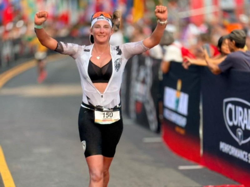 Annemarie Rustenburg voltooit Ironman op Hawaï in 11 uur en 10 minuten