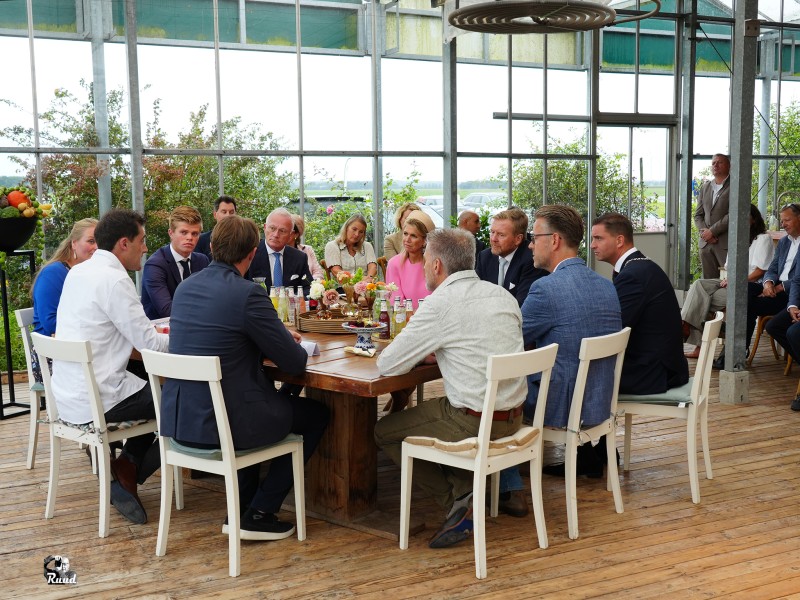 De gasten aan de tafel bij de Beleving