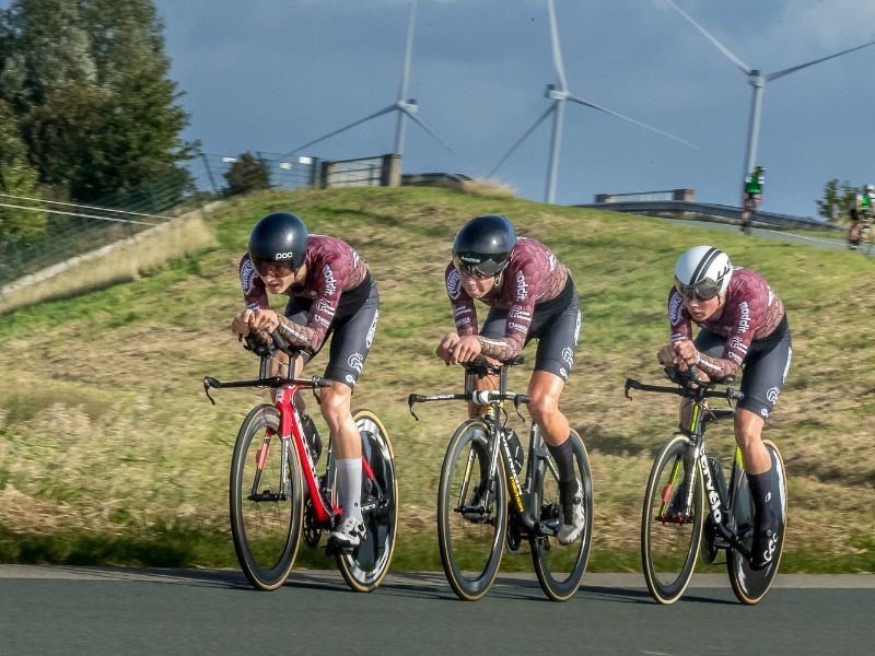 Top- en recreatieve wielerteams strijden in Dronten tijdens NCK 2025