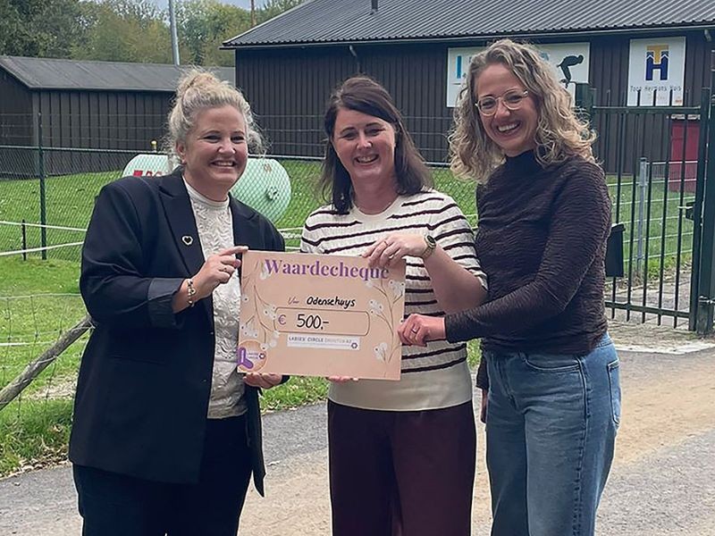 De Ladies Circle Dronten overhandigt Jeanine Buschman een cheque voor het Odensehuis