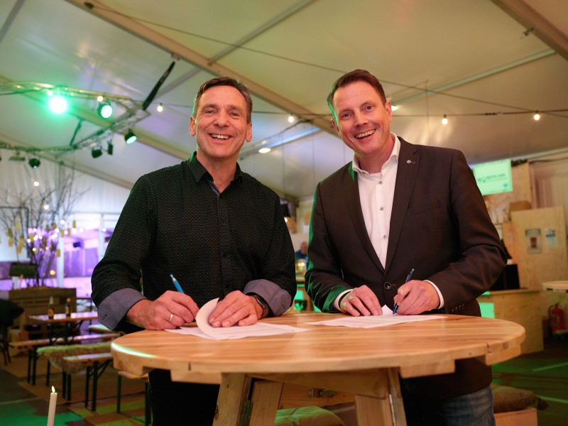 Perry de Moel en Siert Jan Lap tekenen het convenant