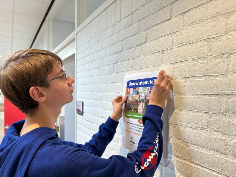 Jongeren stemmen bij Schaduwverkiezingen Ichthus College Dronten