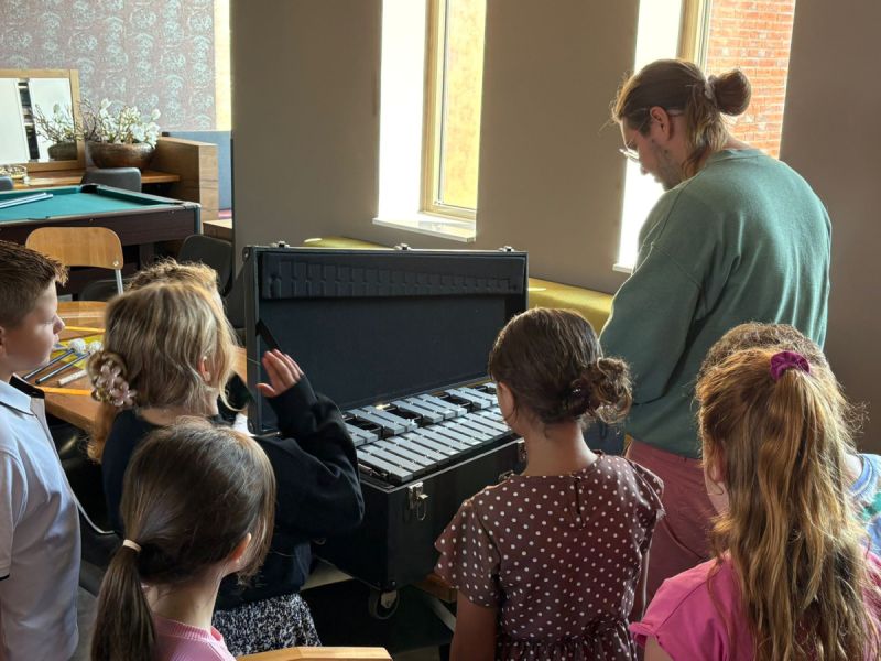 Tien Biddinghuizense scholieren leren muziekinstrument bespelen
