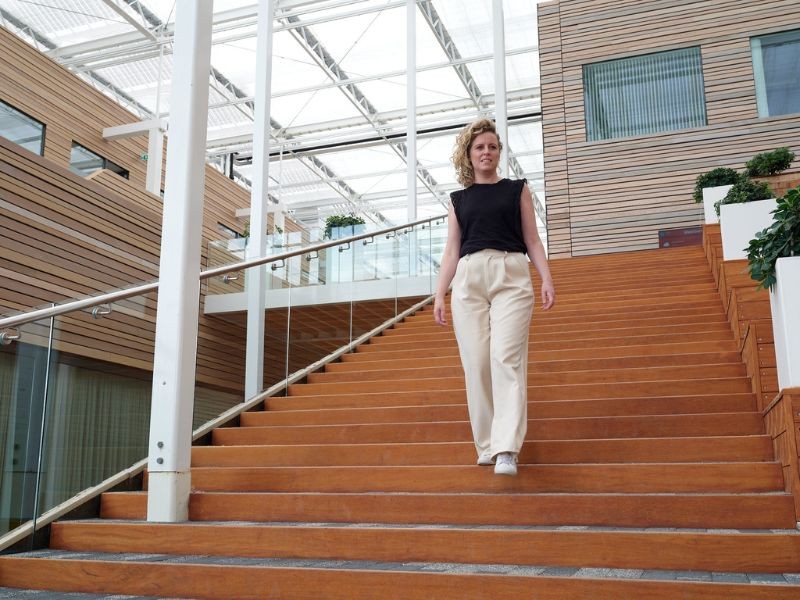 Susan van Schooten die de trap afloopt