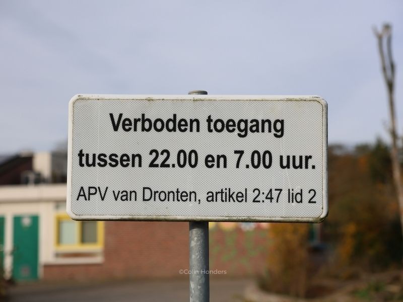 verboden toegang bord bij schoolplein