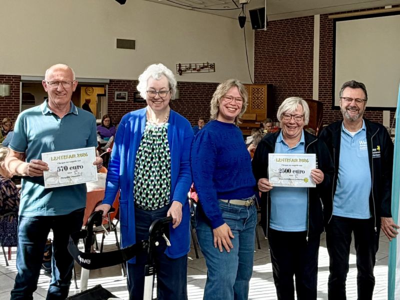 Lentefair Protestante Gemeente Dronten overhandigt cheques aan goede doelen
