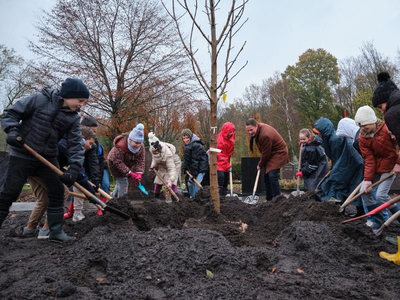 Kinderen planten Anne Frank-boom in Dronten
