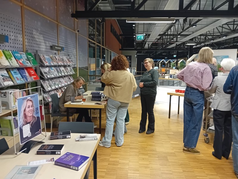 Auteur Marion Pauw openhartig en vol zelfspot in boekenweeklezing