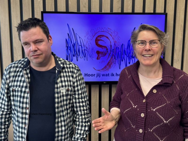 Op de foto staan Chris van Wijk en presentator Paula Hijne.