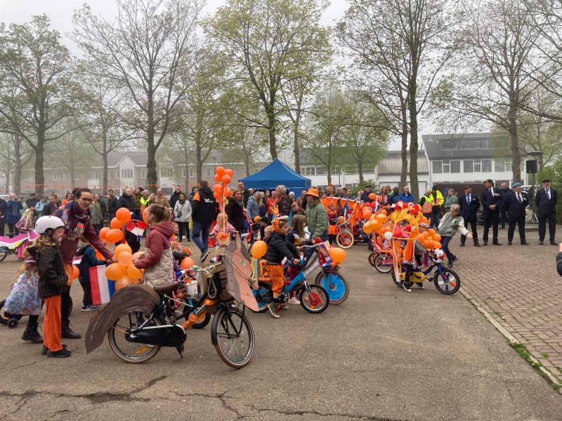 Vrijmarkt, vlaghijsen en Koningscross tijdens Koningsdag in Biddinghuizen