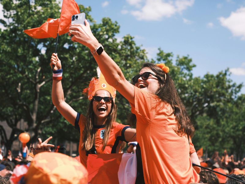 Centrum Dronten viert Koningsdag met dag vol “Boer’n Babbels”