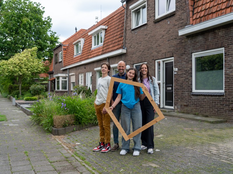 Mensen die hun huis hebben opengesteld tijdens de duurzame open huizen route
