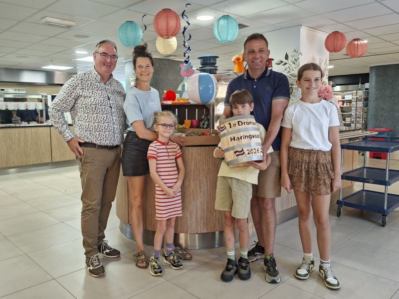 Bewoners Coloriet De Regenboog smullen van geveilde ton haring